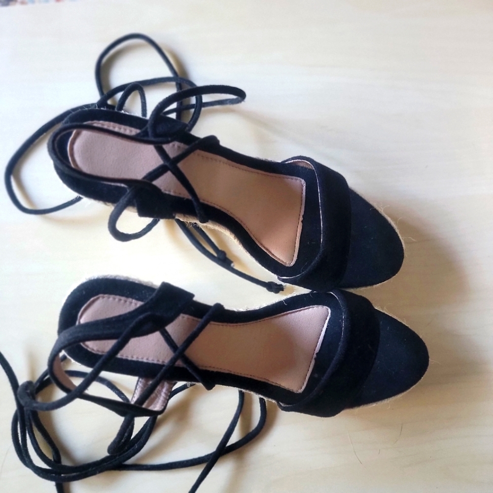Black wedges